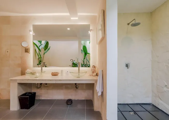 Villa Taman Rahasia, Sitara Group